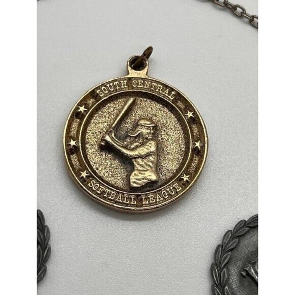 Three vintage women's South‎ Central Softball League medals - Picture 7 of 7